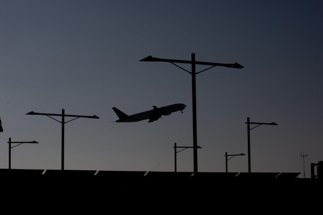 Archivo - Avión despegando del Aeropuerto de Barcelona-El Prat.