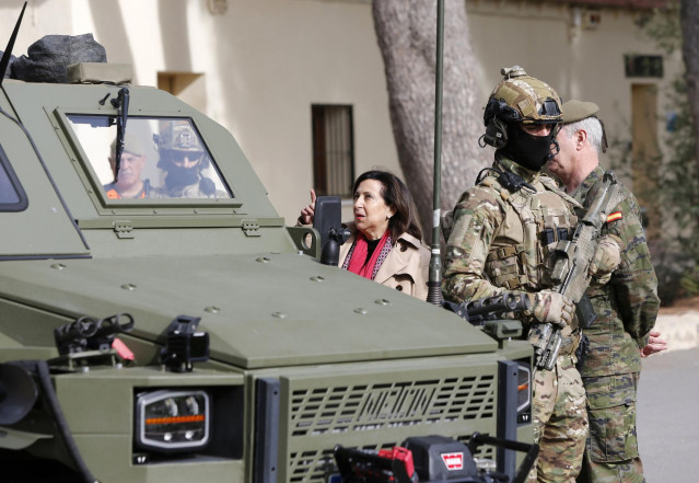 La ministra de Defensa, Margarita Robles, a su llegada al Mando de Operaciones Especiales 'Órdenes Militares', a 21 de noviembre de 2022, en Alicante, Comunidad Valenciana (España).