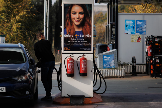Un hombre reposta combustible en una gasolinera, a 2 de diciembre de 2022, en Madrid (España).
