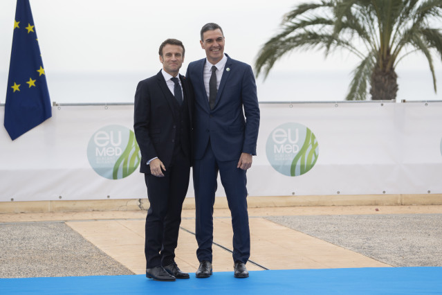 El presidente del Gobierno de España, Pedro Sánchez (d), recibe al presidente de Francia, Emmanuel Macron, en la Cumbre EU-MED9, en la Ciudad de la Luz, a 9 de diciembre de 2022, en Alicante, Comunidad de Valencia, (España).