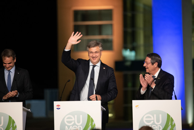 El primer ministro de Croacia, Andrej Plenkovic, atiende a los medios tras la cumbre EU-MED 9
