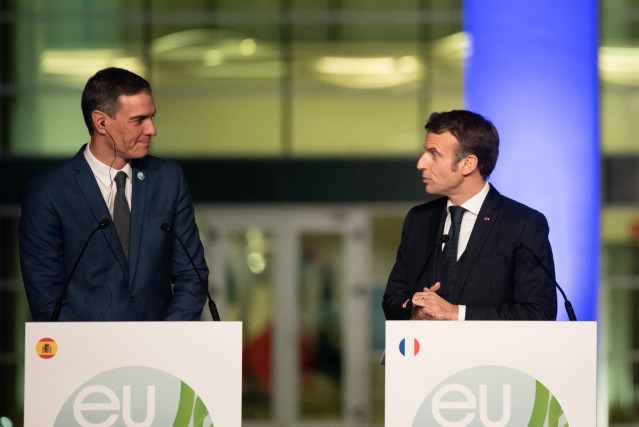 El presidente de Francia, Emmanuel Macron, se dirige al presidente de España, Pedro Sánchez, en su comparecencia tras la celebración de la Cumbre Euromediterránea EU-MED9, en la Ciudad de la Luz de Alicante, a 9 de diciembre.