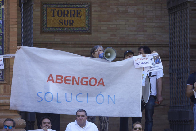 Archivo - Trabajadores de Abengoa se concentran en la Delegación del Gobierno en Andalucía tras conocerse que el Consejo de Ministro iba abordar la situación de la empresa sevillana, a 27 de junio de 2022 en Sevilla (Andalucía, España)