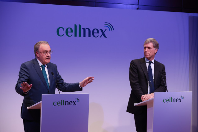 Archivo - El consejero delegado de Cellnex, Tobias Martínez, y el presidente de la firma, Bertrand Khan, durante la rueda de prensa previa a la junta de accionistas celebrada este jueves 28 de abril en Madrid.