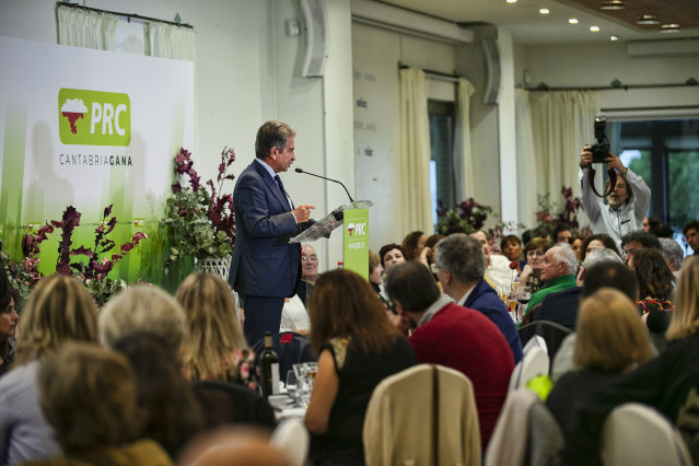 Archivo - Imagen de archivo de Miguel Ángel Revilla interviniendo en la comida de Navidad del PRC