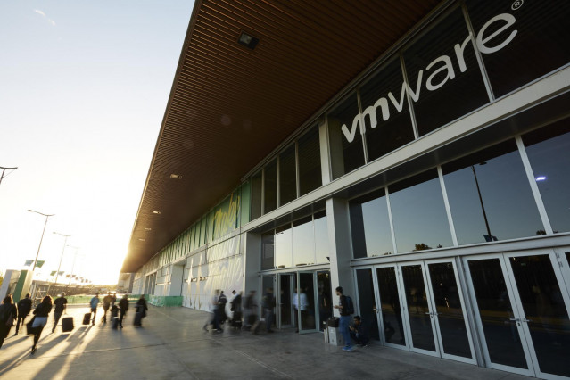 Archivo - Logo de VMware en el evento VMworld 2019