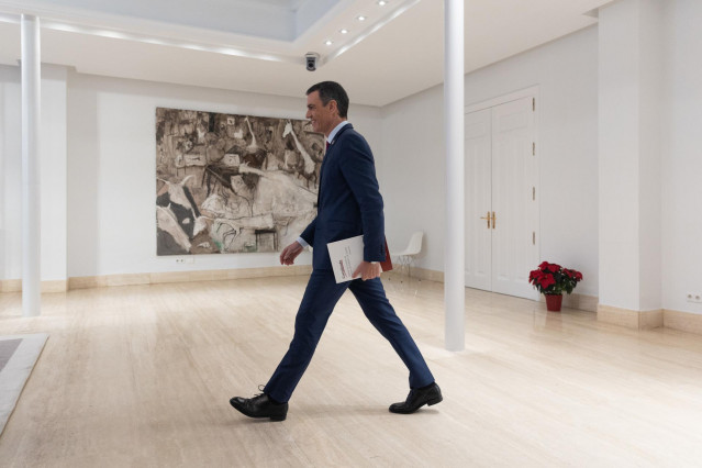 El presidente del Gobierno, Pedro Sánchez, a su llegada a una rueda de prensa tras el último Consejo de Ministros del año.