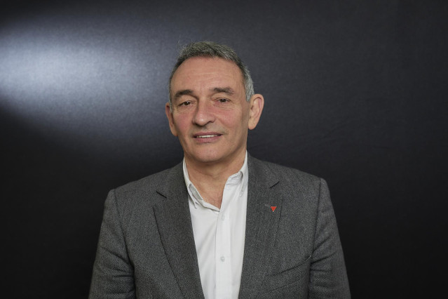 El portavoz adjunto de UP, Enrique Santiago, posa para Europa Press en el Congreso de los Diputados, a 29 de diciembre de 2022, en Madrid (España).