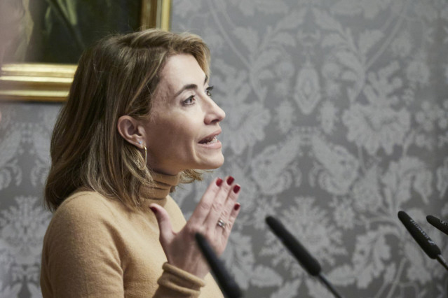 La ministra de Transportes, Movilidad y Agenda Urbana, Raquel Sánchez, interviene tras la firma del protocolo para impulsar una nueva línea ferroviaria en el Palacio de Navarra, a 29 de diciembre de 2022, en Pamplona, Navarra (España).