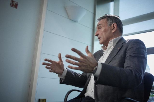 El portavoz adjunto de UP, Enrique Santiago, durante una entrevista para Europa Press en el Congreso de los Diputados, a 29 de diciembre de 2022, en Madrid (España).