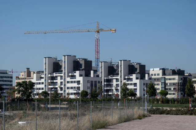 Archivo - Una grúa en una zona de construcción de viviendas