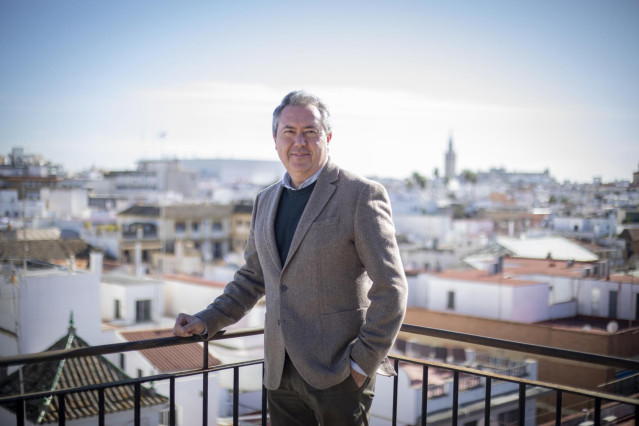 El secretario general del PSOE-A, Juan Espadas, durante la entrevista concedida a Europa Press. A 29 de diciembre de 2022, en Sevilla (Andalucía, España).