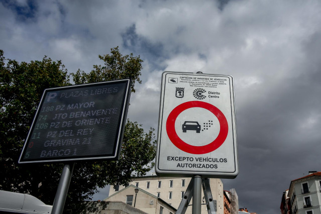 Archivo - Una señal de tráfico que marca la Zona de Bajas Emisiones de Especial Protección (ZBEDEP) en Madrid