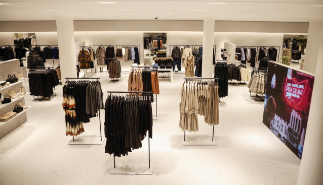 Archivo - Ropa expuesta en una tienda
