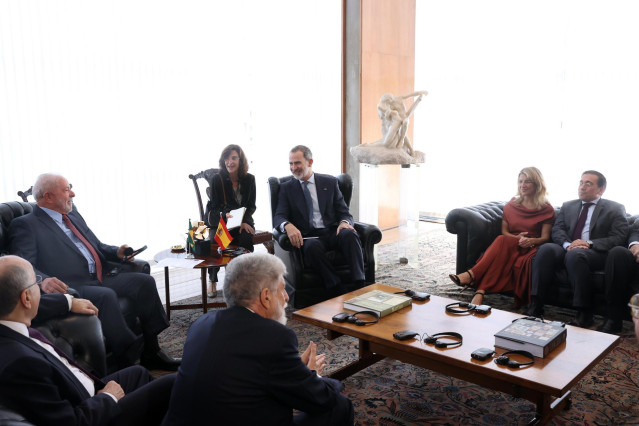 El Rey Felipe VI se reúne con el presidente de Brasil, Luiz Inazio Lula da Silva, acompañado por la vicepresidenta segunda, Yolanda Díaz, y el ministro de Exteriores, José Manuel Albares