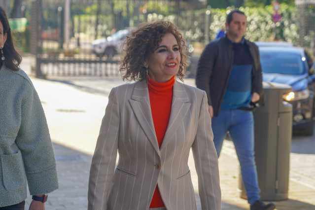 La ministra de Hacienda y Función Pública, María Jesús Montero, llega a la Delegación del Gobierno en Andalucía para atender a los medios de comunicación a 03 de enero del 2023 en Sevilla (Andalucía, España)