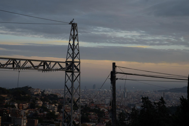 Tendido eléctrico, a 31 de diciembre de 2022, en Barcelona, Cataluña (España).