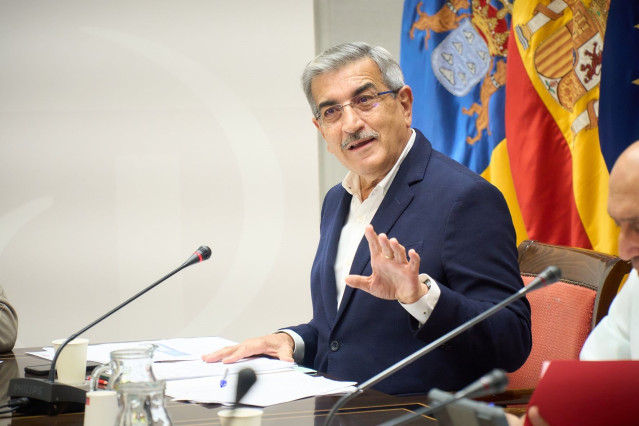 Archivo - El vicepresidente del Gobierno de Canarias y consejero de Hacienda, Presupuestos y Asuntos Europeos, Román Rodríguez