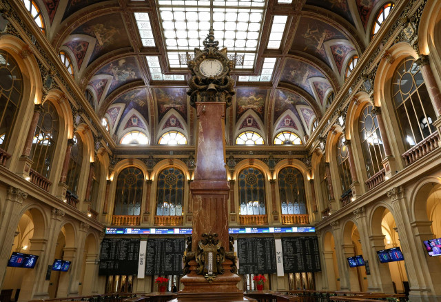 Vista interior del Palacio de la Bolsa, a 3 de enero de 2023, en Madrid (España). El Ibex 35 ha iniciado la sesión con una caída del 0,36%, lo que ha llevado al selectivo a situarse en los 8.339 enteros a las 9.01 horas, en una jornada en la que las Bolsa