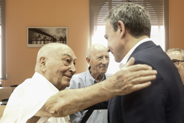 Archivo - El ex presidente del Gobierno José Luis Rodríguez Zapatero junto al ex secretario general de la UGT Nicolás Redondo en la jornada '1888-2018: UGT en la historia del sindicalismo ferroviario en España'