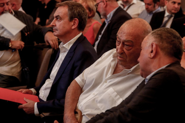 Archivo - El ex presidente del Gobierno José Luis Rodríguez Zapatero junto al ex secretario general de la UGT Nicolás Redondo en la jornada '1888-2018: UGT en la historia del sindicalismo ferroviario en España'.