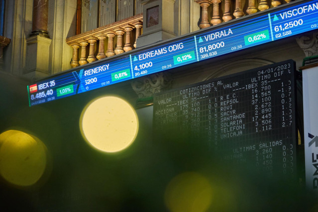 Un panel del Ibex 35 en el Palacio de la Bolsa, a 4  de enero de 2023, en Madrid (España).