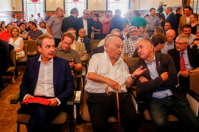 Archivo - El expresidente del Gobierno José Luis Rodríguez Zapatero, el exsecretario general de la UGT Nicolás Redondo y el secretario general de UGT, Pepe Álvarez, en una imagen de archivo.