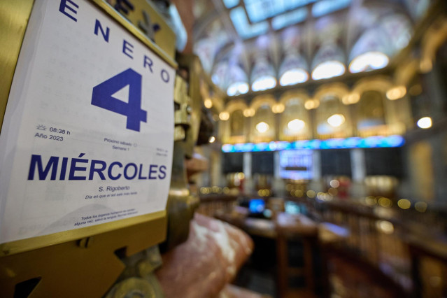 Calendario a día miércoles 4 de enero en el Palacio de la Bolsa, a 4 de enero de 2023, en Madrid (España). El Ibex 35 ha iniciado la sesión de hoy con un avance cercano al 0,6%, que ha llevado al selectivo a conquistar los 8.400 puntos tras quedarse ayer
