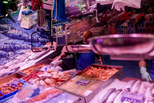 Un pescadero realiza sus últimas ventas de pescado y  marisco