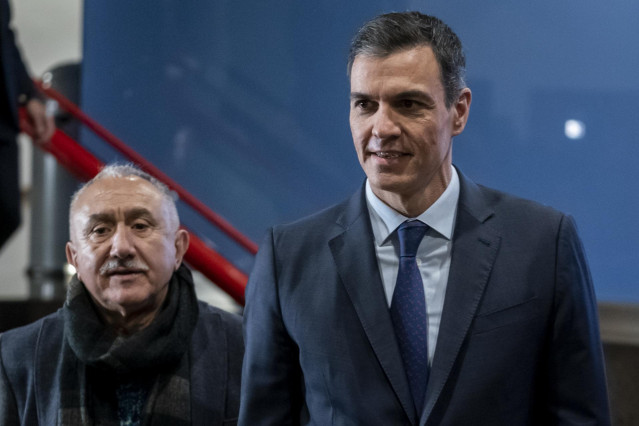El presidente del Gobierno, Pedro Sánchez, junto al secretario general de UGT, Pepe Álvarez (i), asiste a la capilla ardiente por el ex secretario general de UGT, Nicolás Redondo, en la sede del sindicato, a 4 de enero de 2023, en Madrid (España).