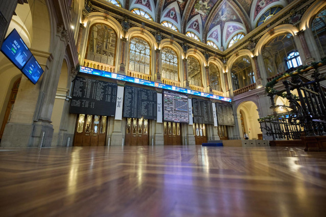 Varios paneles del Ibex 35 en el Palacio de la Bolsa, a 4 de enero de 2023, en Madrid (España). El Ibex 35 ha iniciado la sesión de hoy con un avance cercano al 0,6%, que ha llevado al selectivo a conquistar los 8.400 puntos tras quedarse ayer al borde de