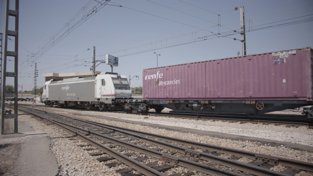 Archivo - Un tren de mercancías de Renfe