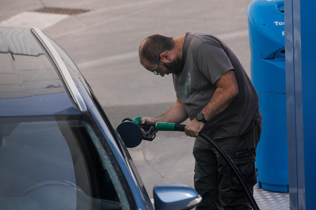 Archivo - Un hombre reposta carburante en una gasolinera, a 28 de octubre de 2022, en Madrid (España).