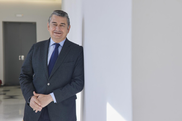 El consejero de Presidencia, Interior y Diálogo Social de la Junta de Andalucía, Antonio Sanz, posa para la entrevista realiza por Europa Press, a 27 de diciembre de 2022 en Sevilla (Andalucía, España).
