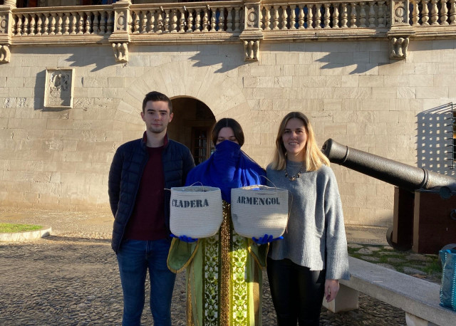 El presidente de NNGG en Mallorca, Andreu Homar, y la presidenta de NNGG en Baleares, Lourdes Roca, acompañan al 