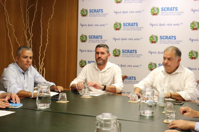 De izquierda a derecha: el secretario ejecutivo de Agua del Partido Popular en la Región de Murcia, Jesús Cano; el consejero de Agua, Antonio luengo, y el presidente de SCRATS, Lucas Jiménez