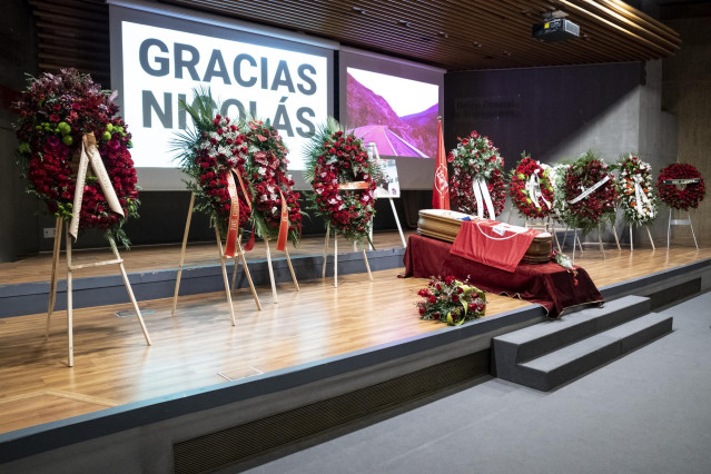 Los restos mortales del ex secretario general de UGT Nicolás Redondo en la capilla ardiente instalada en la sede de UGT, a 4 de enero de 2023, en Madrid (España).