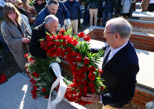El secretario general de UGT, Pepe Álvarez, coloca una ofrenda en el ataúd del líder de UGT Nicolás Redondo en el Cementerio Civil de Madrid en La Almudena, a 5 de enero de 2023, en Madrid (España).