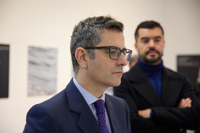El ministro de la presidencia, Relaciones con las Cortes y Memoria Democrática, Félix Bolaños (i), junto al artista Francisco Medina (d), en la exposición audiovisual ‘Tremor’, en la Delegación del Gobierno de Canarias en Madrid, a 28 de diciembre de 2022