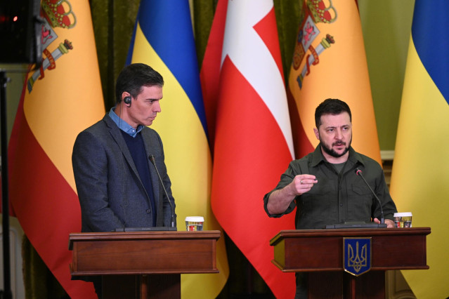 Archivo - El presidente de Ucrania, Volodimir Zelenski (d), ofrece declaraciones a los medios de comunicación tras reunirse con el presidente del Gobierno, Pedro Sánchez (i),
