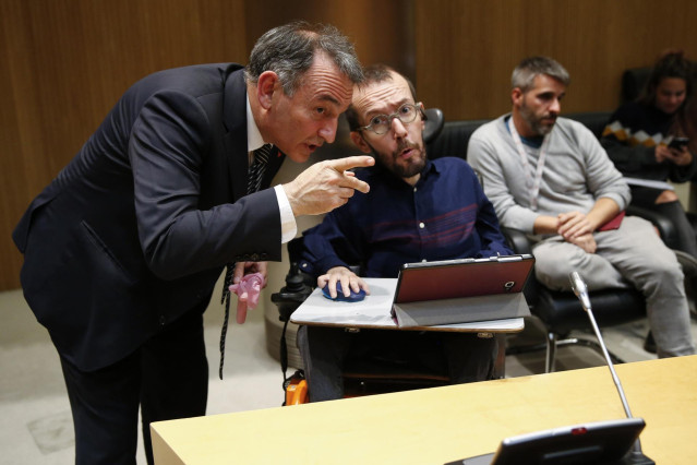 Archivo - El portavoz de Unidas Podemos, Pablo Echenique, con el diputado de IU Enrique Santiago