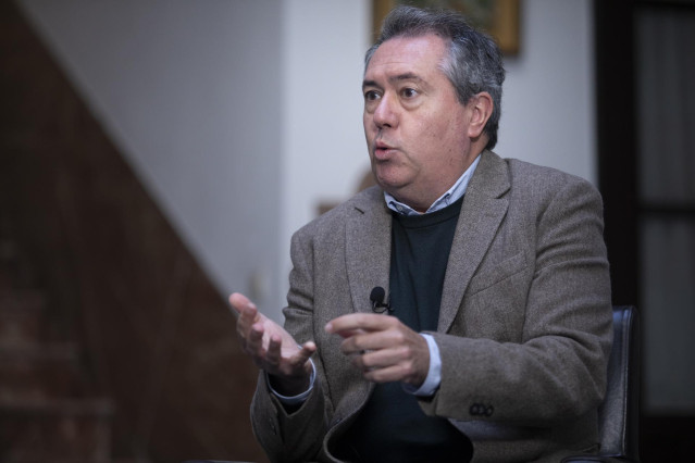 El secretario general del PSOE-A, Juan Espadas, durante la entrevista concedida a Europa Press. A 29 de diciembre de 2022, en Sevilla (Andalucía, España).