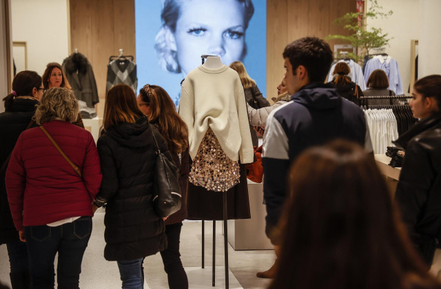 Archivo - Varias personas de compras en la nueva macrotienda de Zara en el Boulevard Austria de València, a 2 de diciembre de 2022, en Valencia, Comunidad Valenciana (España).