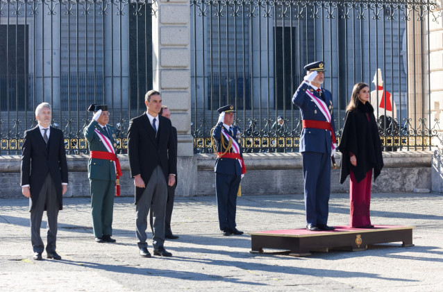El ministro de Interior, Fernando Grande-Marlaska; el presidente del Gobierno, Pedro Sánchez; el Rey Felipe VI y la Reina Letizia, durante la celebración de la Pascua Militar en el Palacio Real.