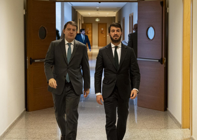 El vicepresidente de la Junta, Juan García-Gallardo (d), y el presidente de la Junta de Castilla y León, Alfonso Fernández Mañueco (i), llegan a la Cortes, Archivo.