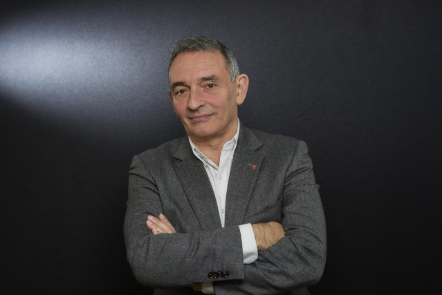 El portavoz adjunto de UP, Enrique Santiago, posa para Europa Press en el Congreso de los Diputados, a 29 de diciembre de 2022, en Madrid (España).
