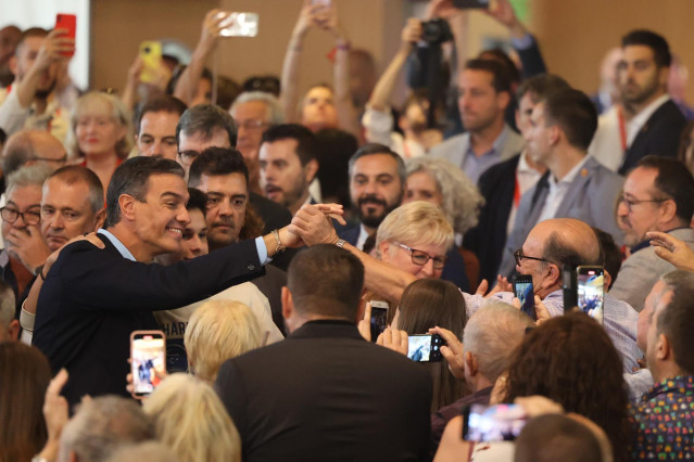 Archivo - El presidente del Gobierno y secretario general del Partido Socialista (PSOE), Pedro Sánchez, saluda a miembros de su partido en el Consejo Político Federal de su formación, en el World Trade Center,  a 17 de septiembre de 2022, en Zaragoza.
