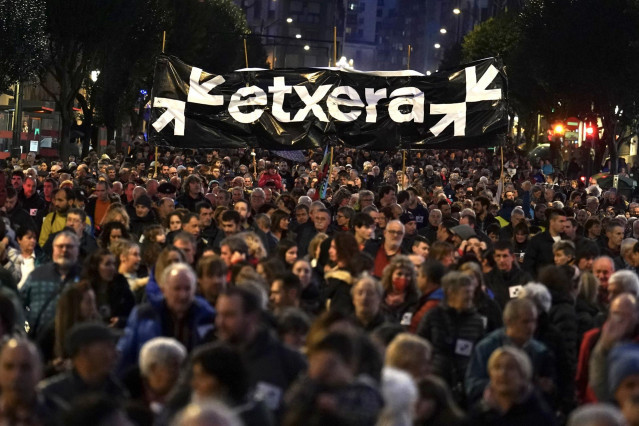 Numerosas personas se manifiestan en defensa de los derechos de los presos de ETA y por el fin de la dispersión, en la calle Autonomía, a 7 de enero de 2023, en Bilbao, Vizcaya, País Vasco, (España). La asociación por los derechos de los presos vascos SAR