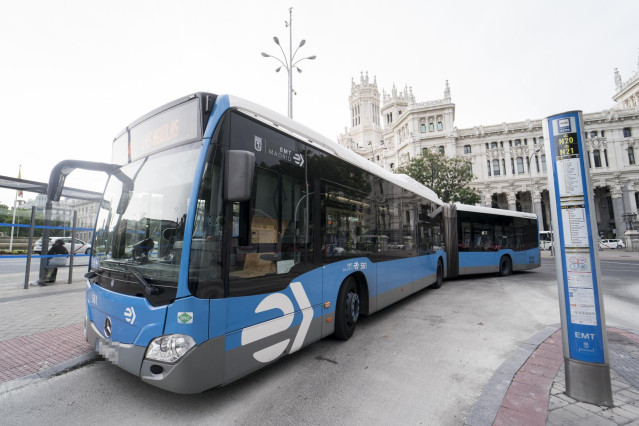 Archivo - Un autobús de la Empresa Municipal de Transportes (EMT), en la plaza de Cibeles. Archivo.