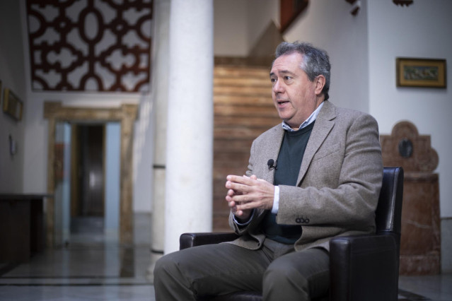 El secretario general del PSOE-A, Juan Espadas, durante la entrevista concedida a Europa Press. A 29 de diciembre de 2022, en Sevilla (Andalucía, España).